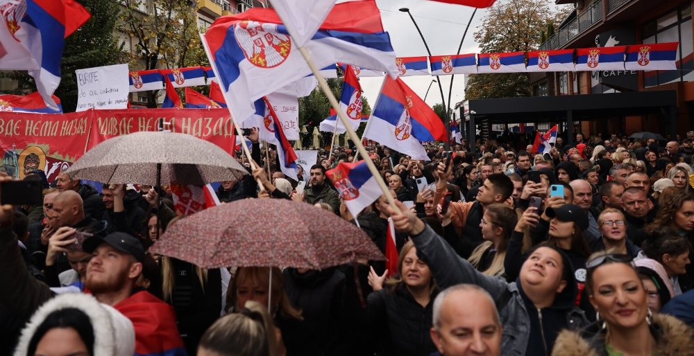 Barrikadat vijojne ne veri, serbet ne Kosove serish proteste te enjten